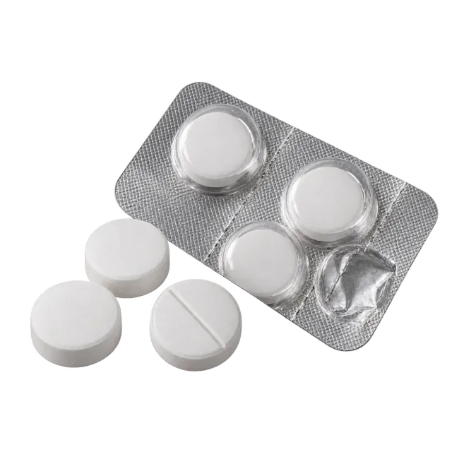 White tablets and a blister strip on a red background with dog and cat outlines: aspirin is dangerous for both species without veterinary direction